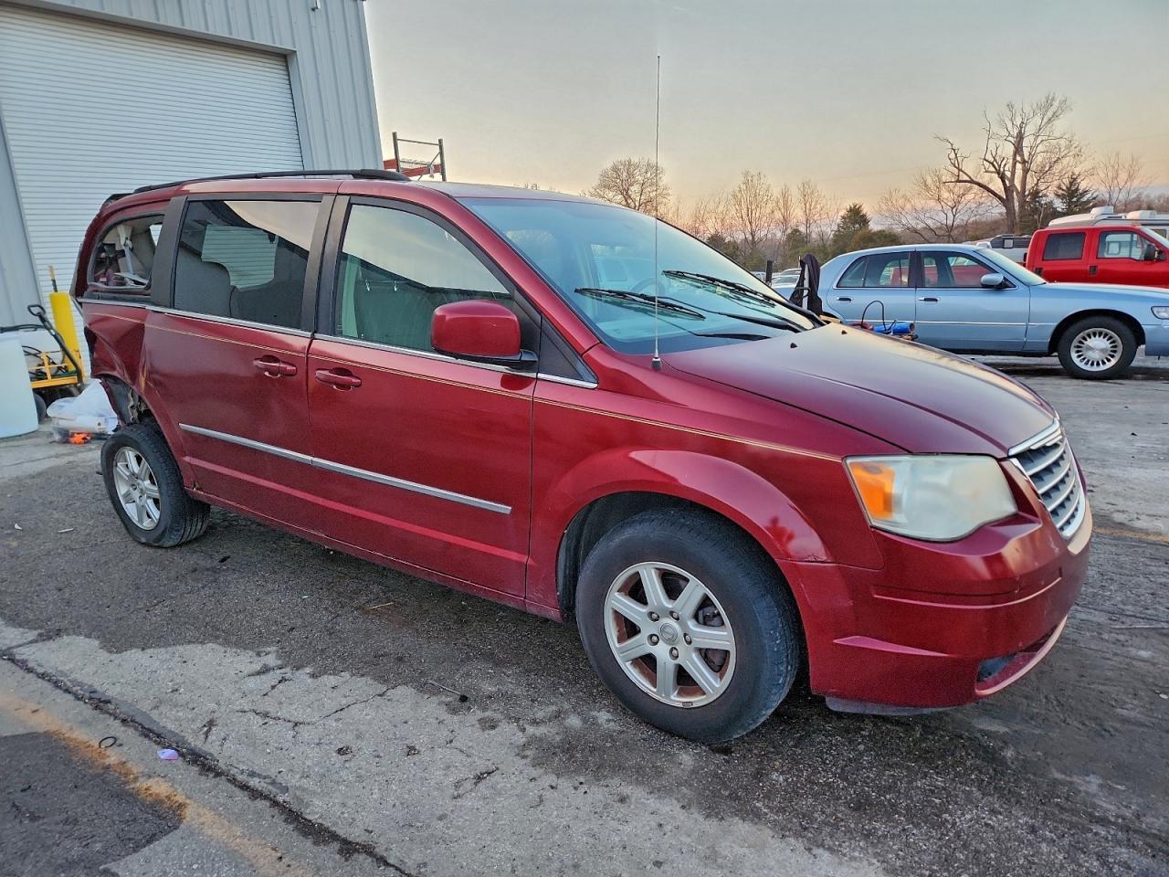 2010 Chrysler Town & Country Touring - Фото 4