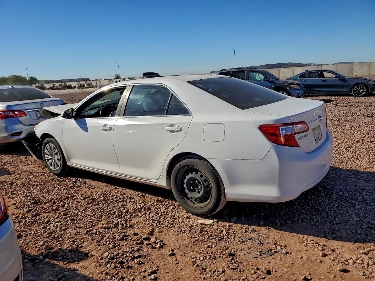 2013 Toyota Camry L - Фото 2