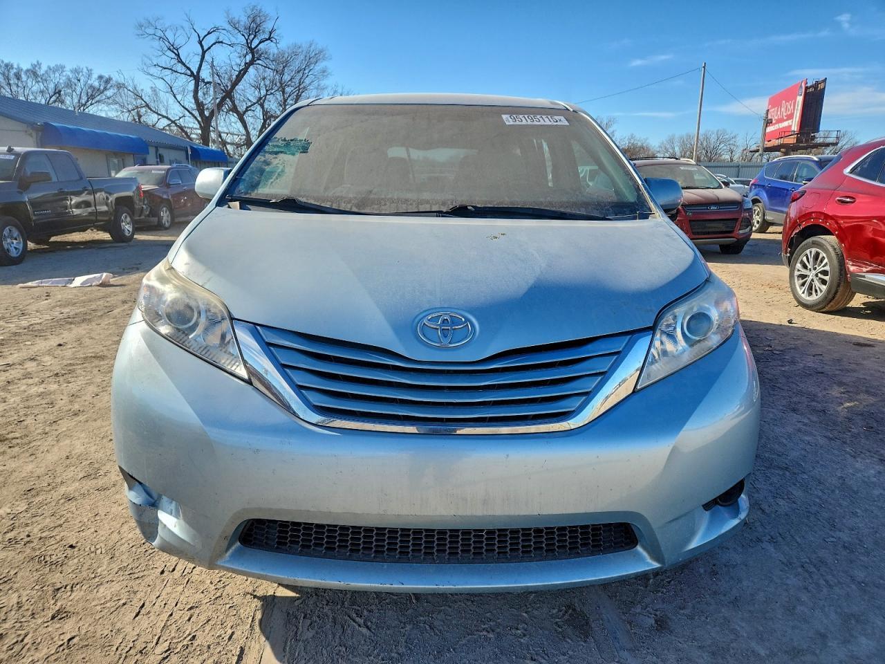 2017 Toyota Sienna Le 8-Passenger - Image 5