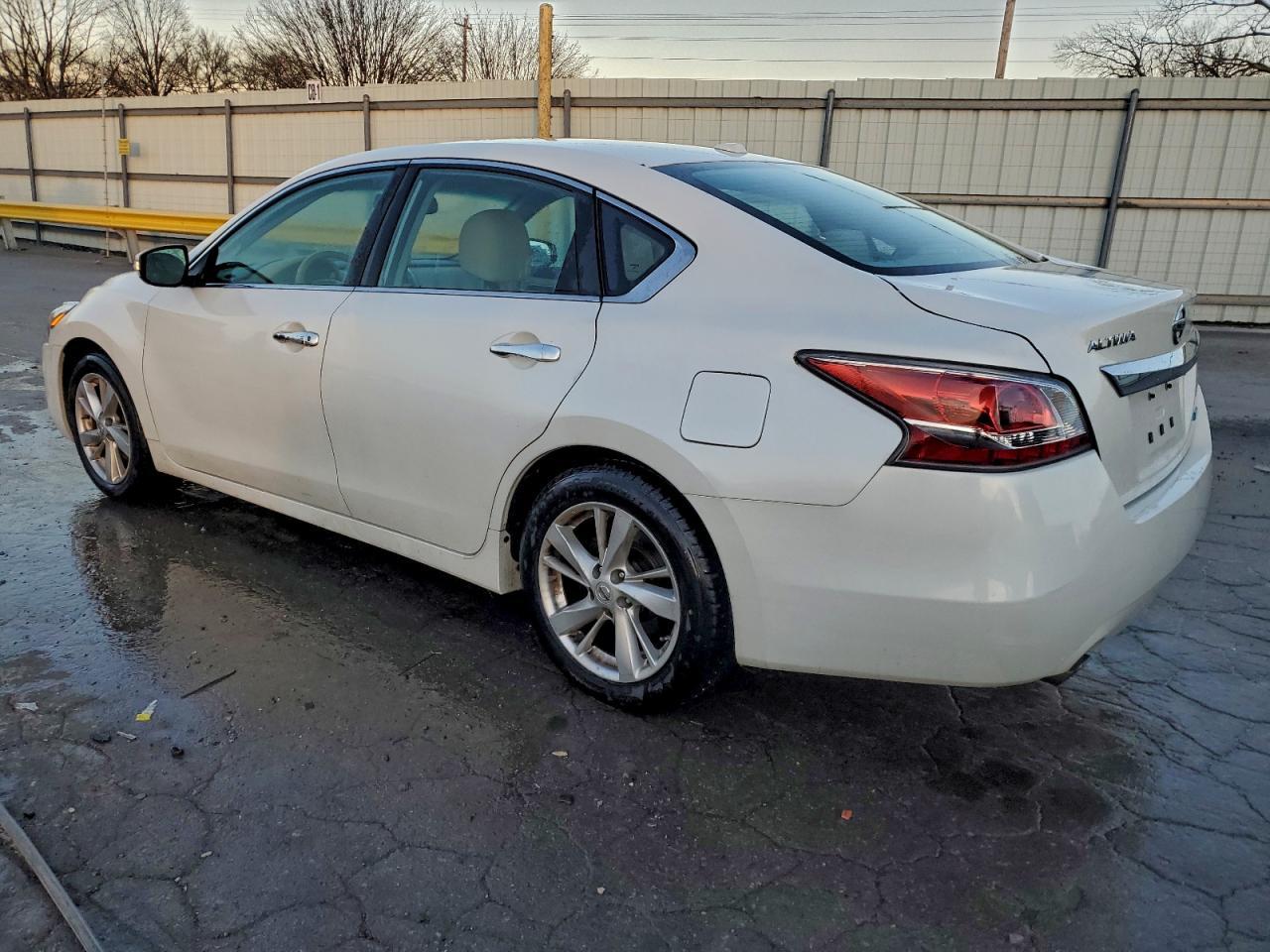 2014 Niss Altima 2.5 - Image 2