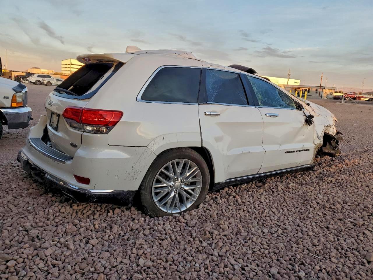 2018 Jeep Grand Cherokee Summit - Image 3