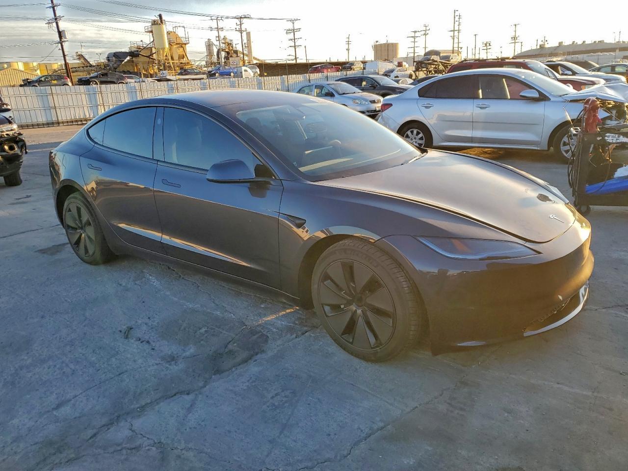 2025 Tesla Model 3 - Фото 4