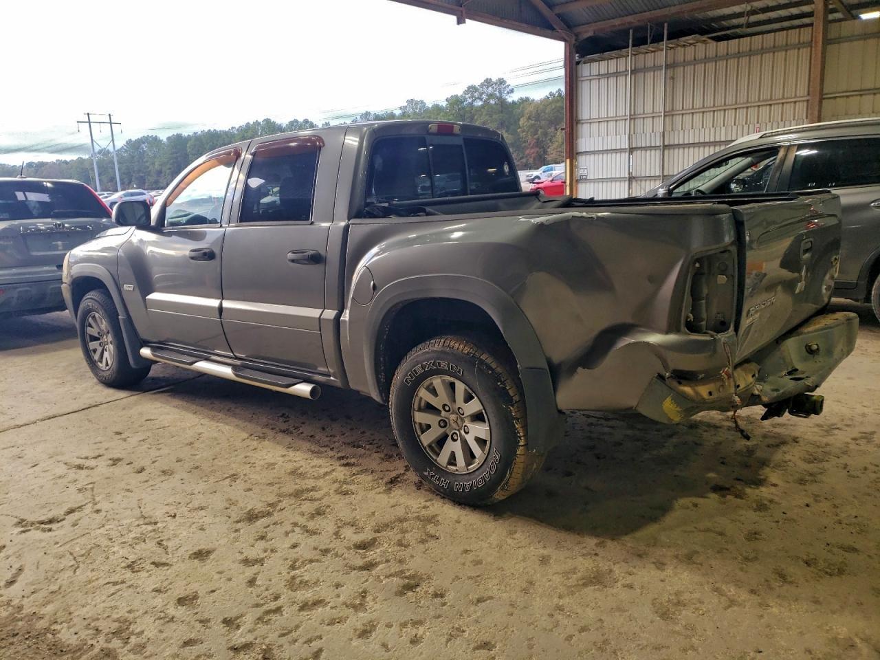 2006 Mitsubishi Raider Durocross - Фото 2