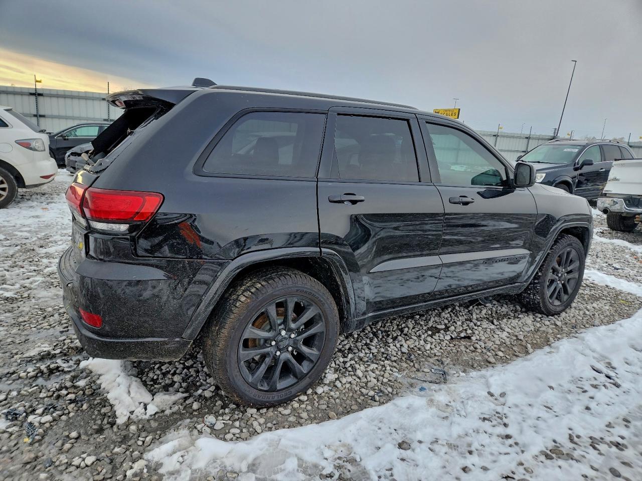 2019 Jeep Grand Cherokee Laredo - Image 3