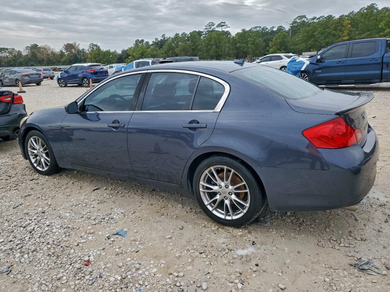 2011 Infiniti G37 Base - Фото 2