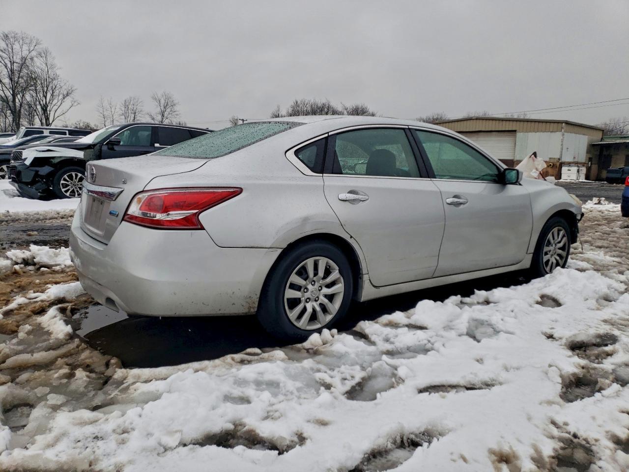 2013 Niss Altima 2.5 - Image 3