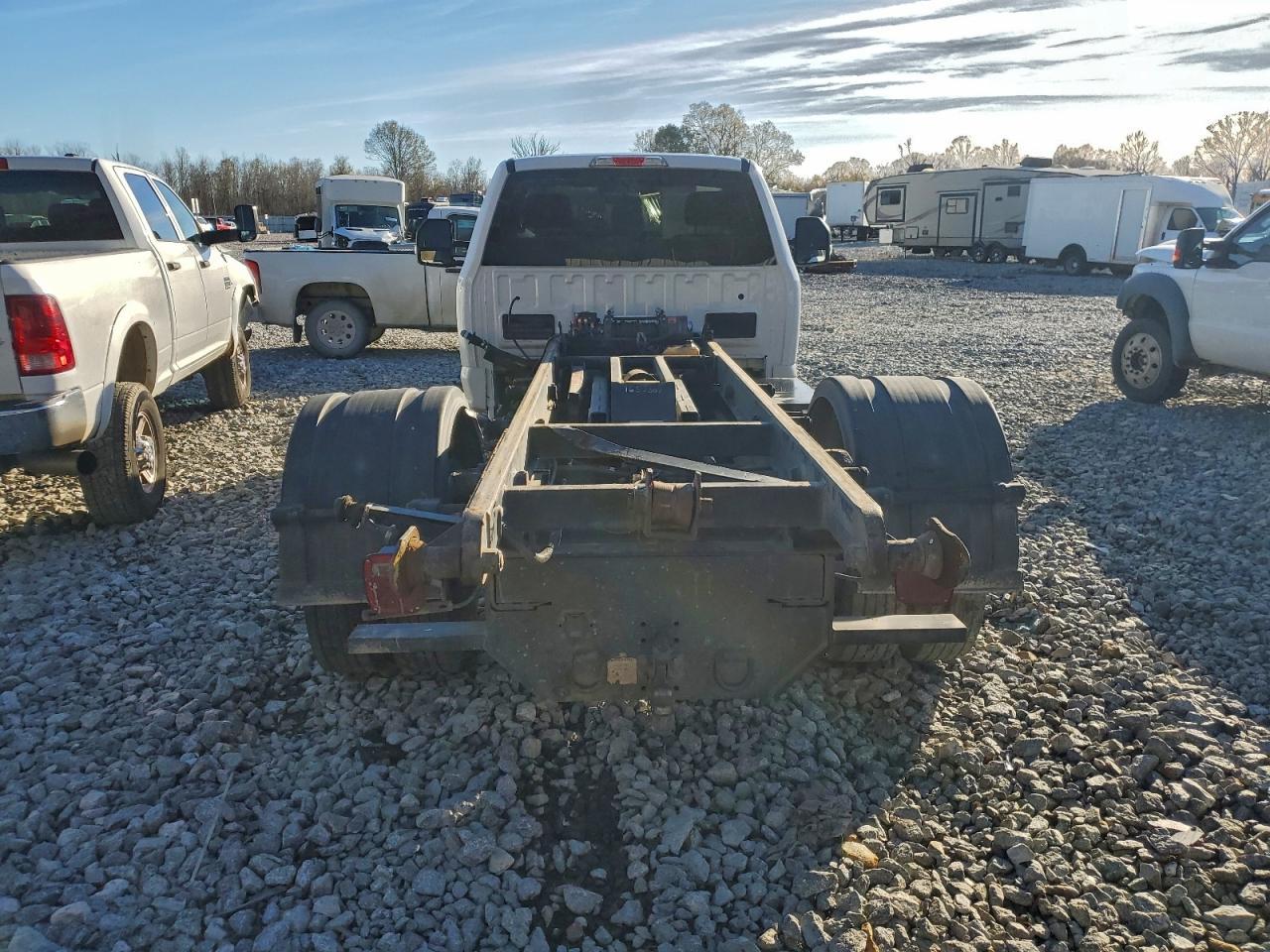 2017 Ford F550 Super Duty Truck Cab And Chassis - Image 6