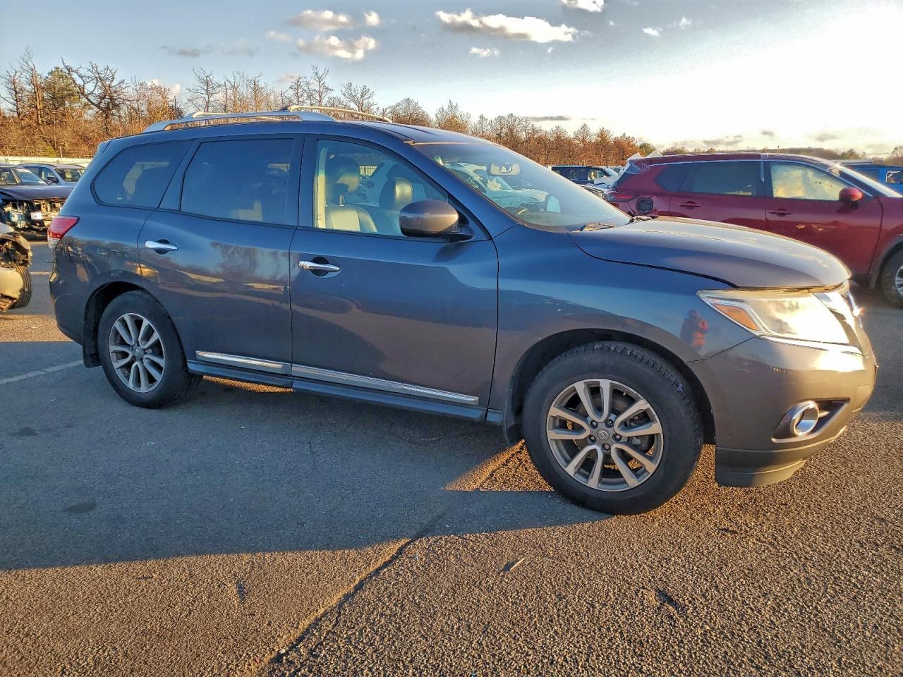 2014 Nissan Pathfinder S - Image 4