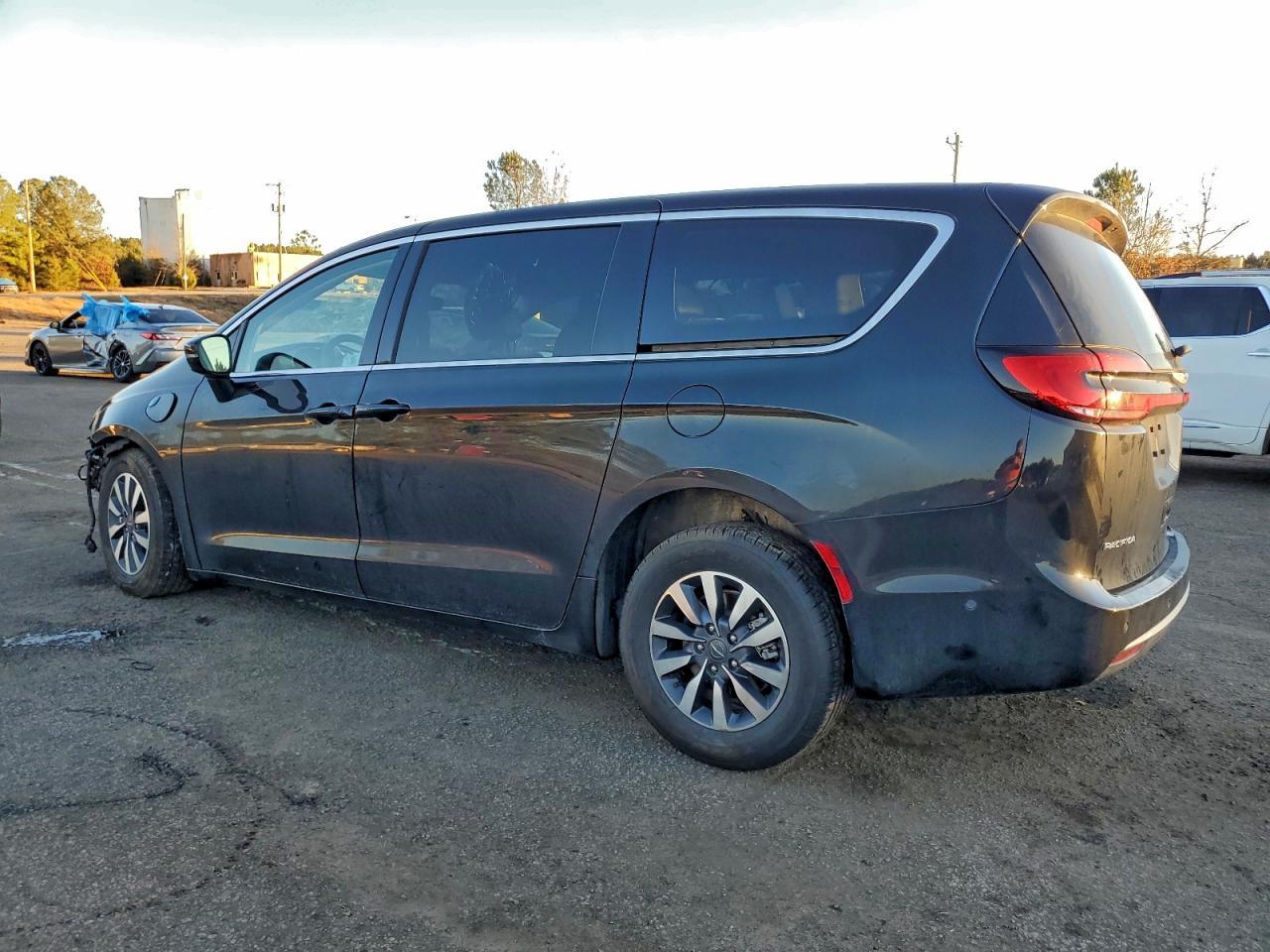 2023 Chrysler Pacifica Hybrid Touring L - Image 2