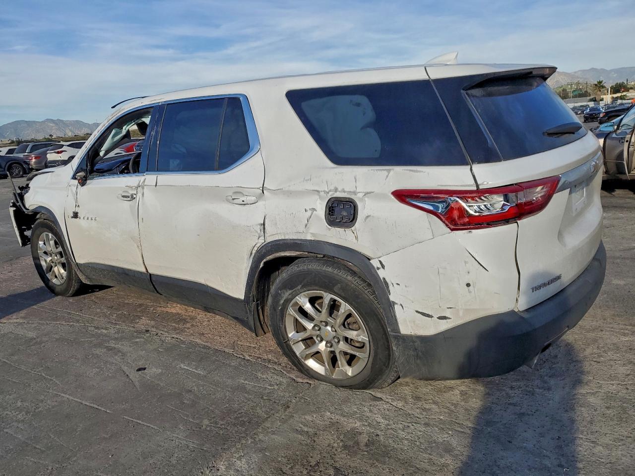 2020 Chevrolet Traverse Ls - Фото 2