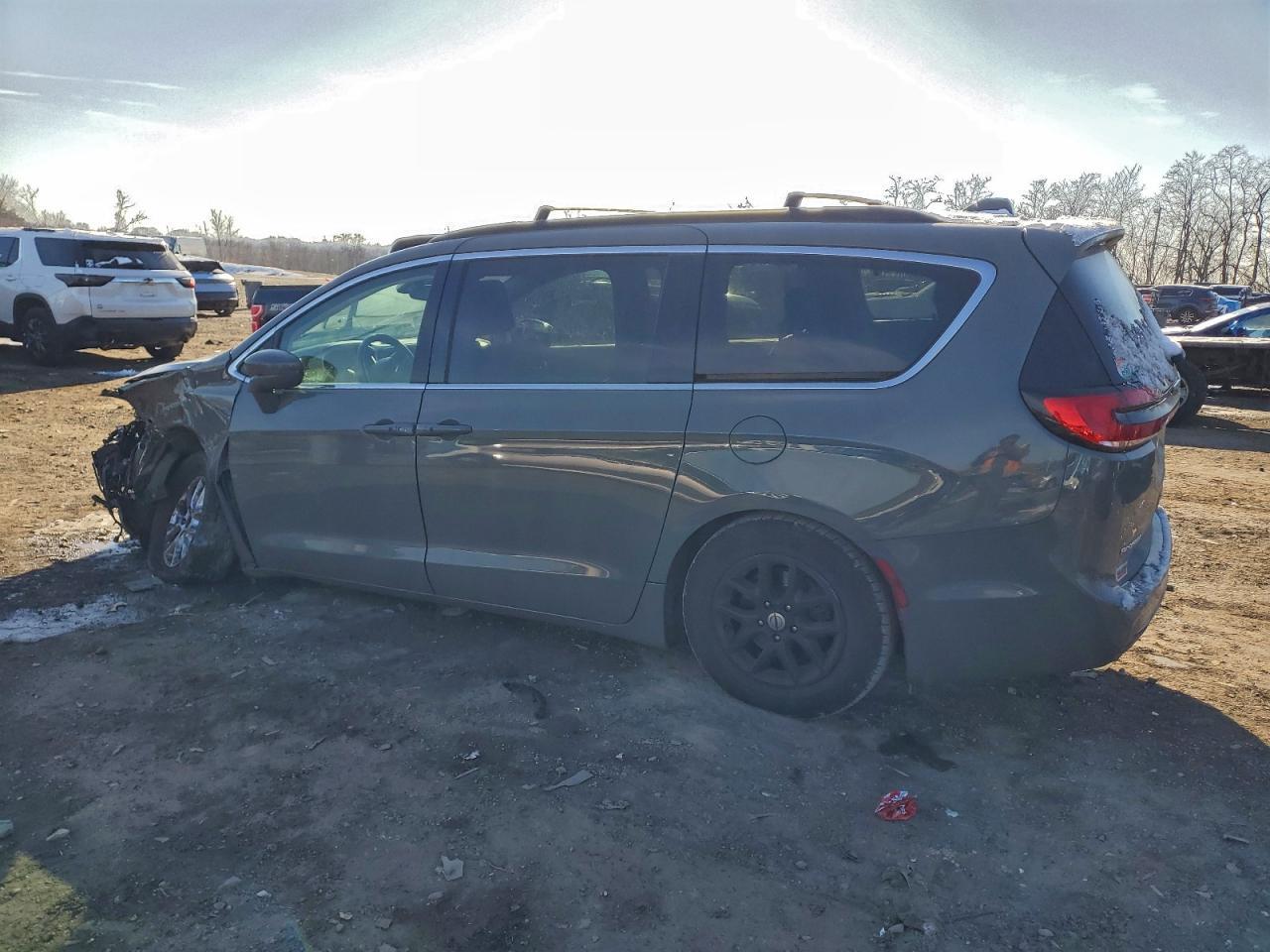 2022 Chrysler Pacifica Touring L - Image 2