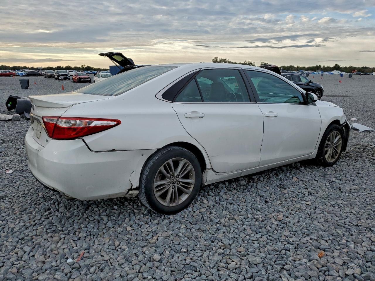 2017 Toyota Camry Le - Фото 3