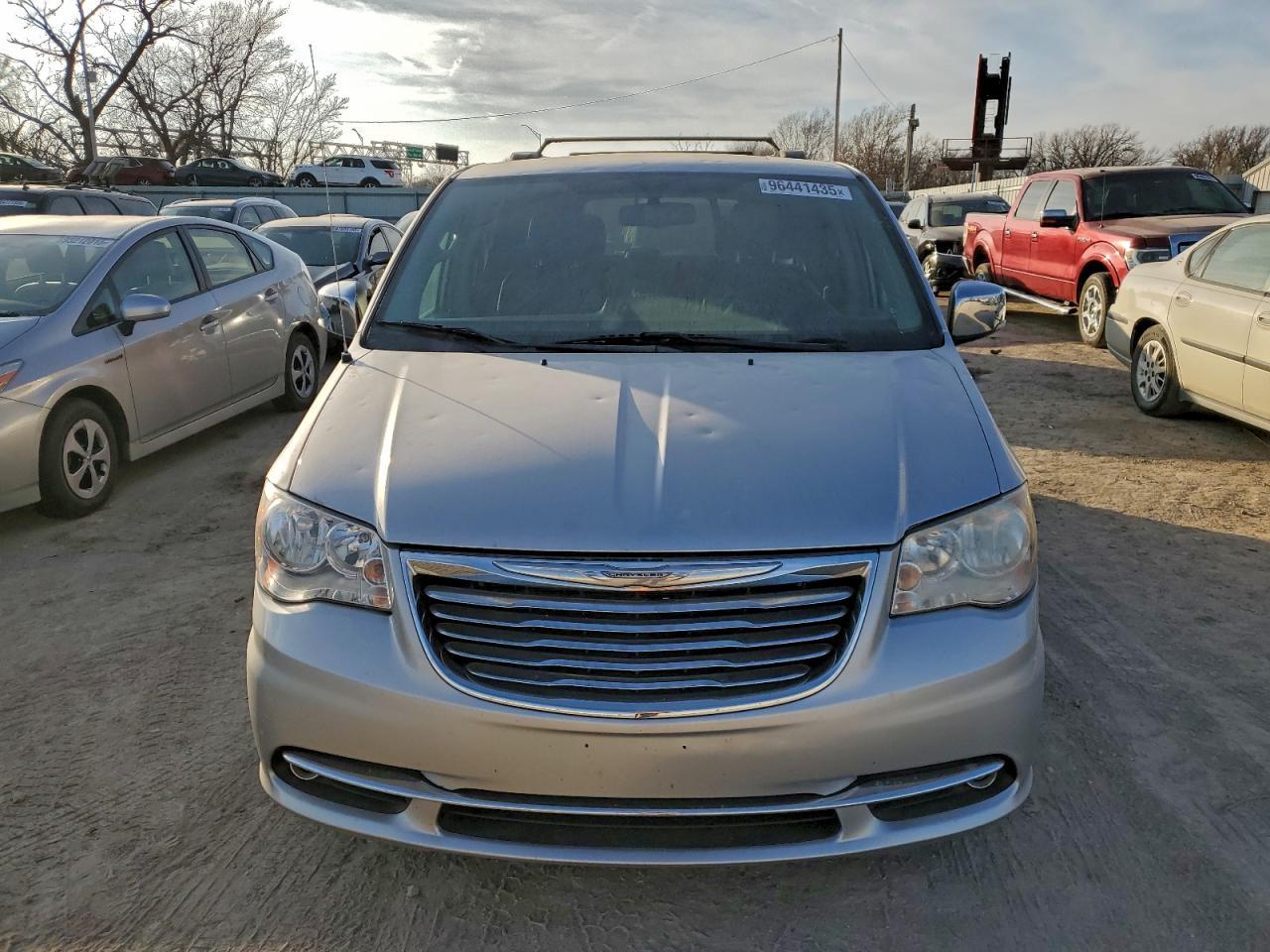 2012 Chrysler Town & Country Touring L - Фото 5
