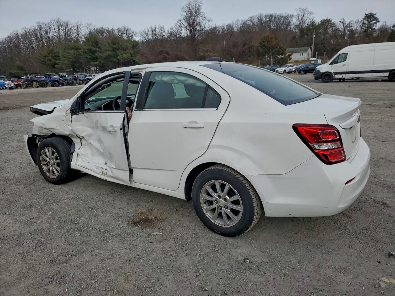 2017 Chevrolet Sonic Lt - Фото 2