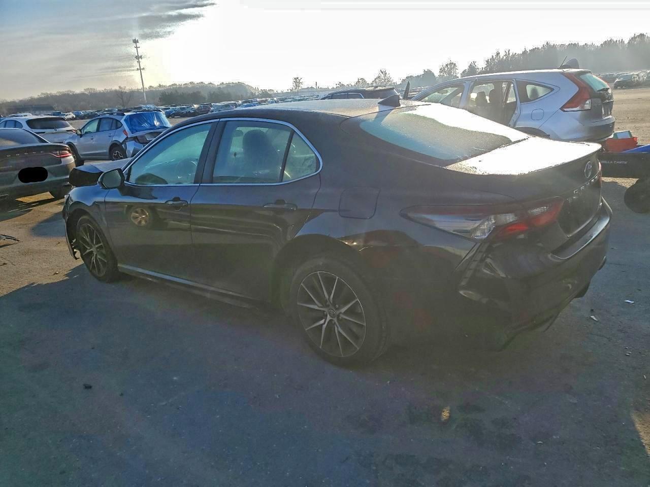 2022 Toyota Camry Se - Фото 2