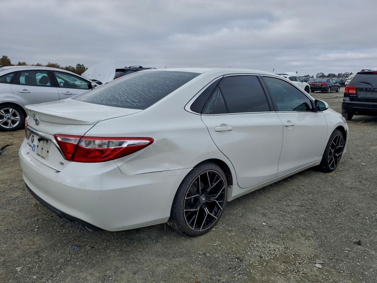 2015 Toyota Camry Se - Фото 3