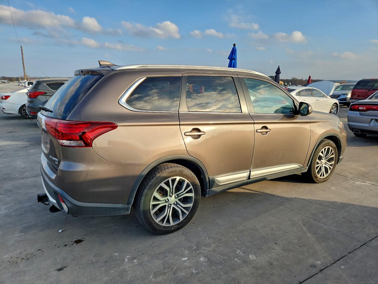 2017 Mitsubishi Outlander Se - Image 3