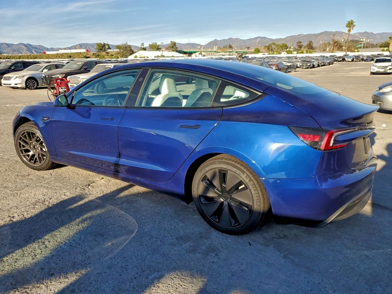 2025 Tesla Model 3 - Фото 2