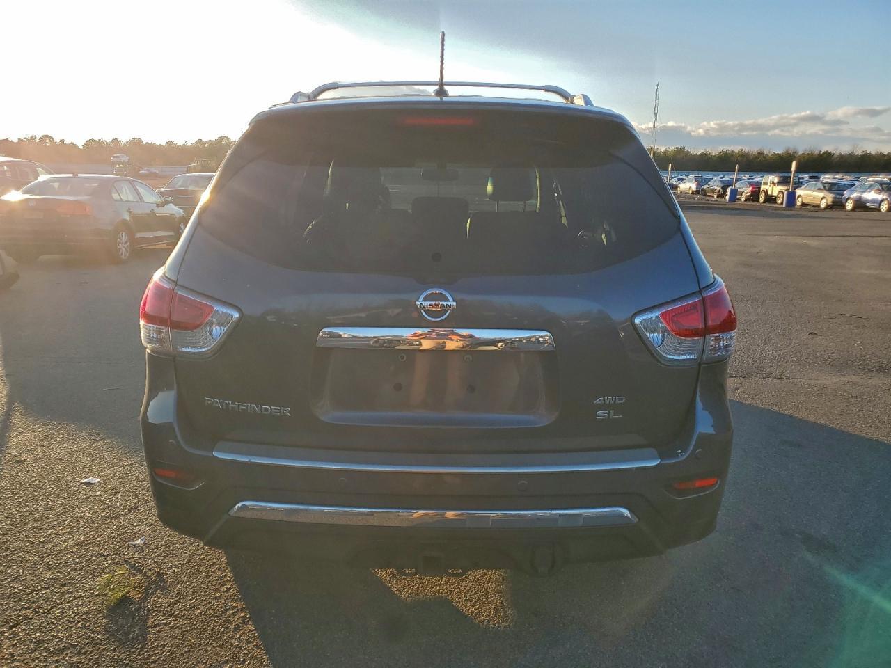 2014 Nissan Pathfinder S - Image 6