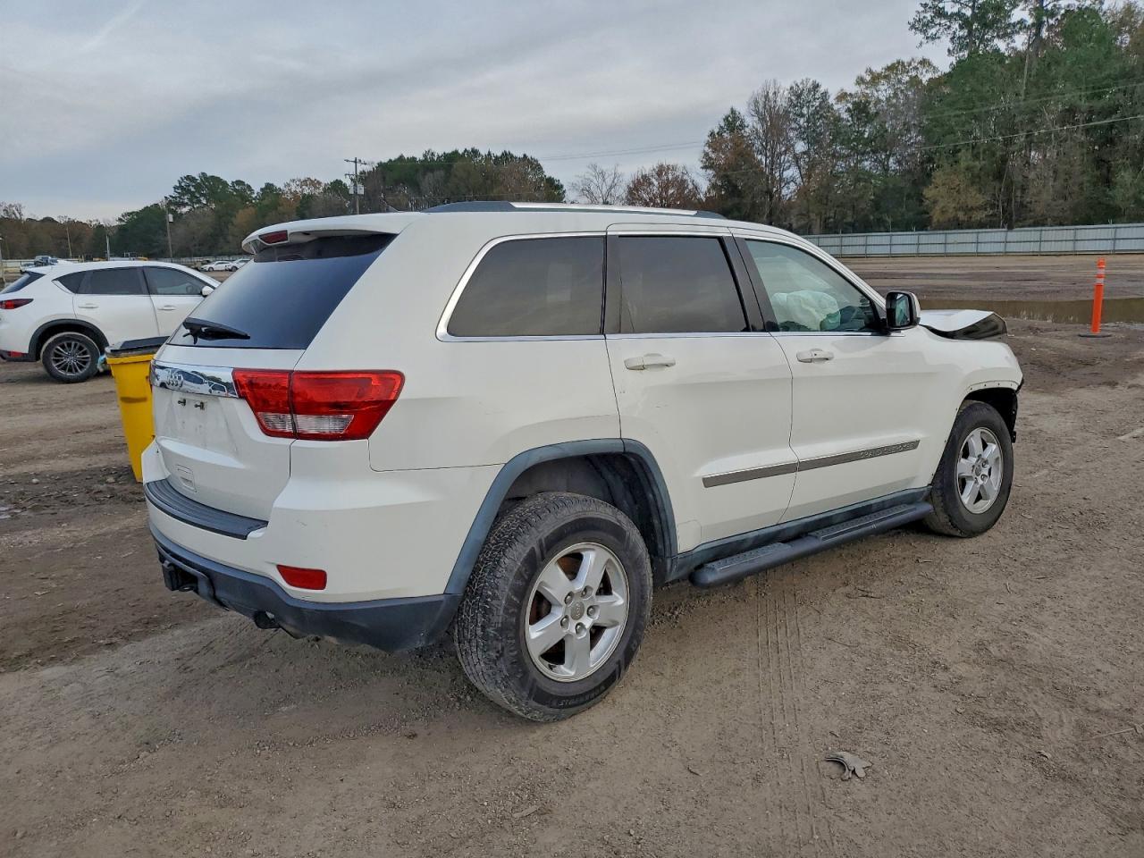 2011 Jeep Grand Cherokee Laredo - Image 3
