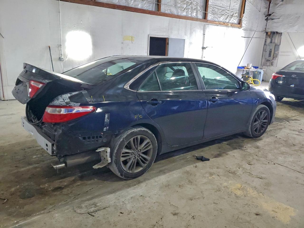 2016 Toyota Camry Le - Фото 3