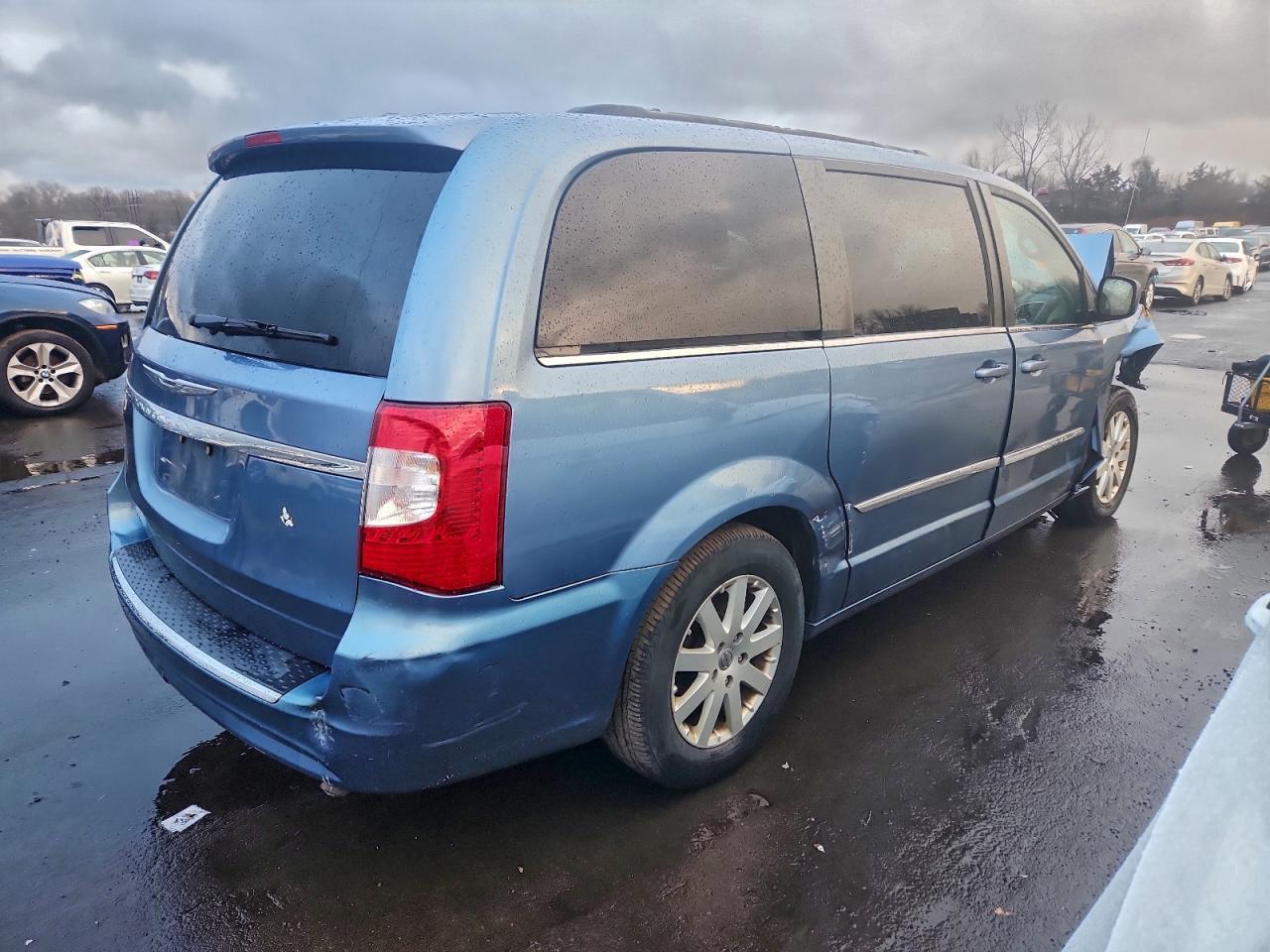 2012 Chrysler Town & Country Touring - Фото 3