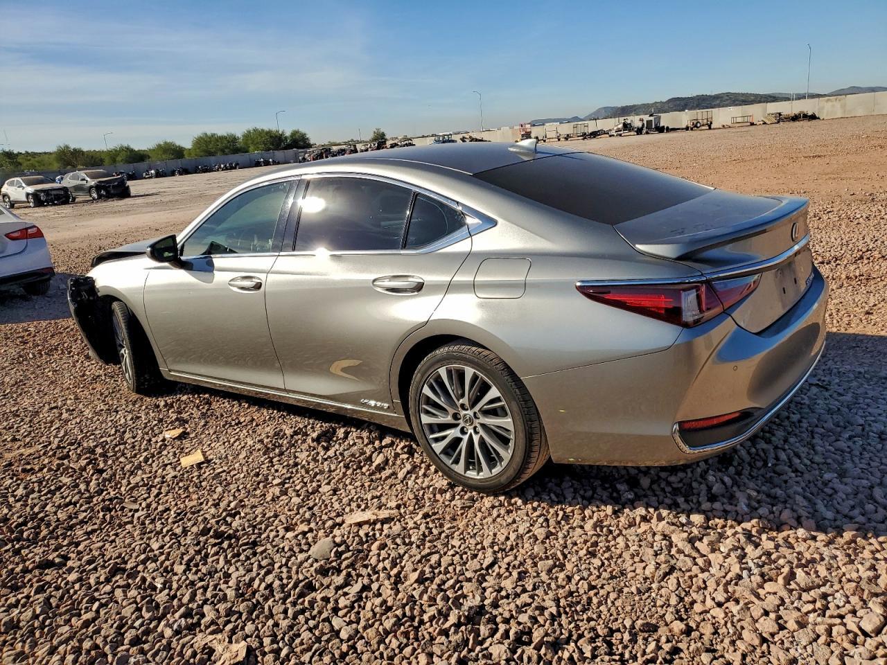2020 Lexus Es 300H - Фото 2