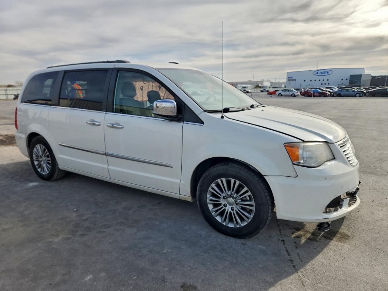 2013 Chrysler Town & Country Touring L - Фото 4