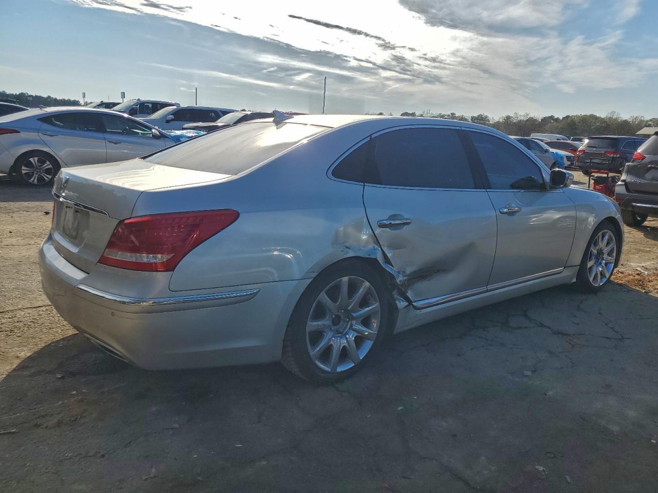 2011 Hyundai Equus Signature - Image 3