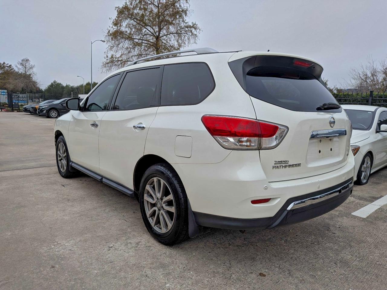 2015 Nissan Pathfinder S - Image 3