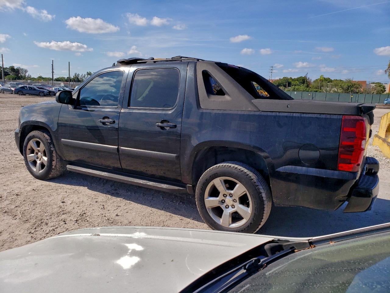 2007 Chevrolet Avalanche C1500 - Image 2