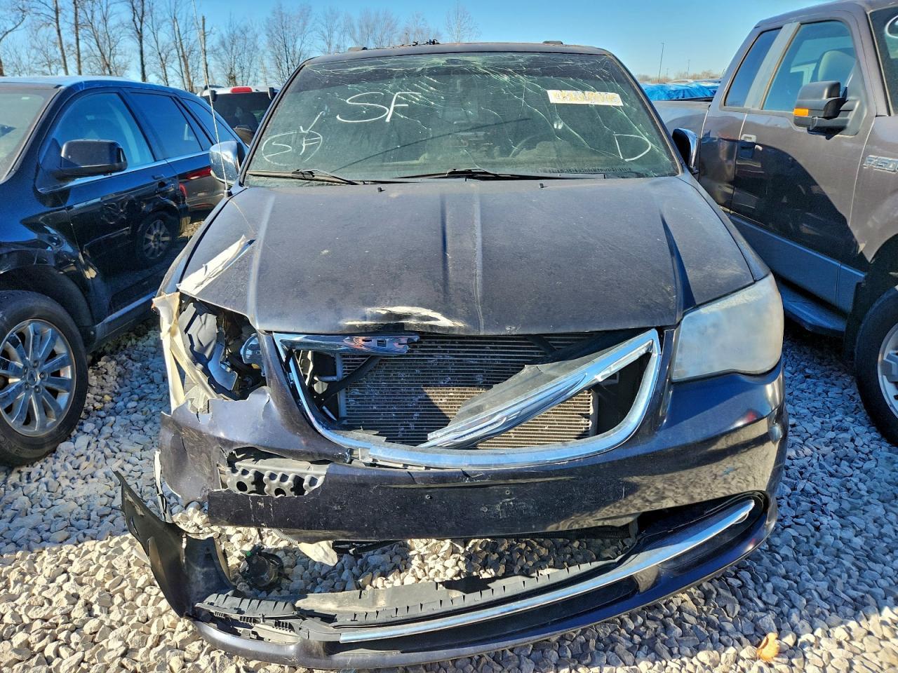 2011 Chrysler Town & Country Touring L - Image 5