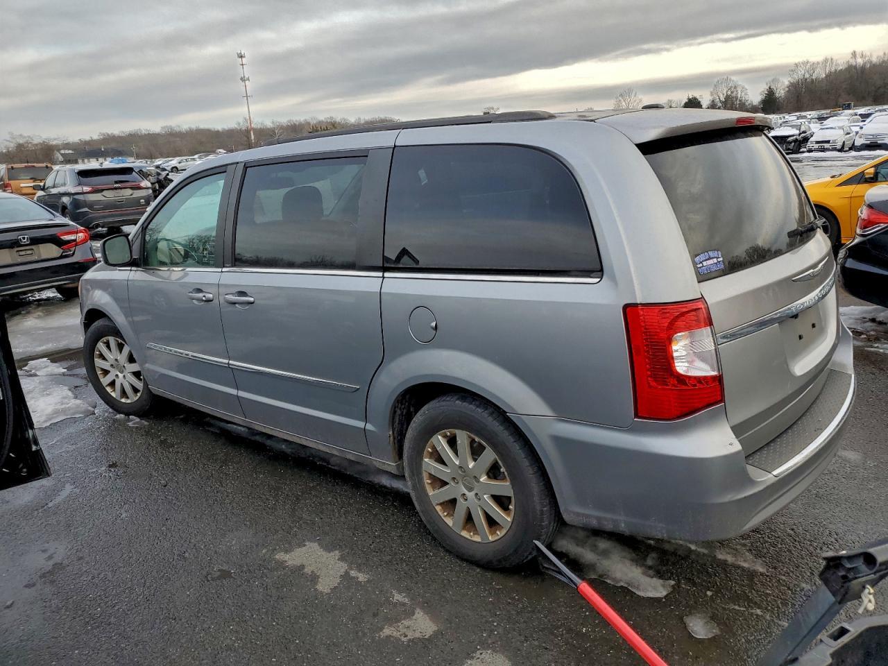 2013 Chrysler Town & Country Touring - Фото 2