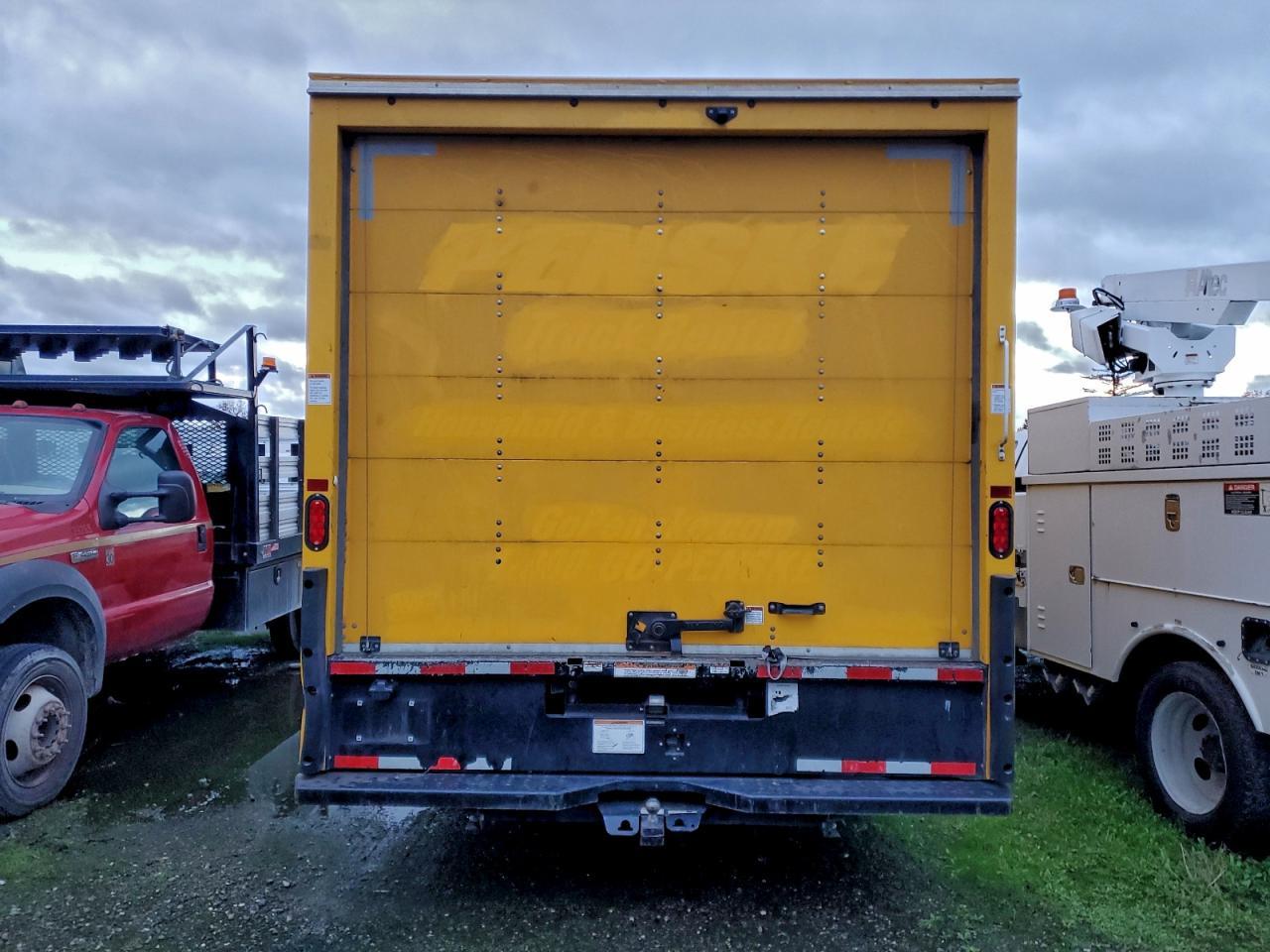 2022 GMC Savana Box Truck - Фото 6