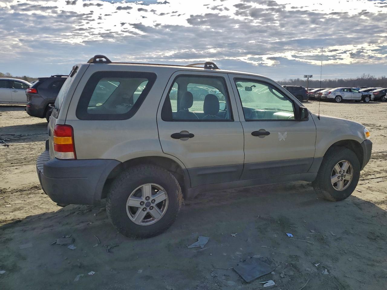 2005 Ford Escape Xls - Image 3