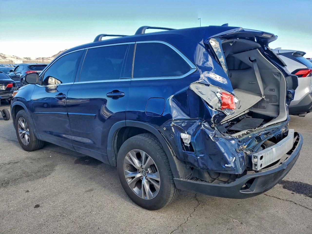 2016 Toyota Highlander Le Plus - Image 2