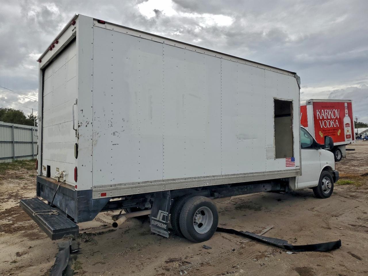 2015 Chevrolet Express Box Truck - Фото 3