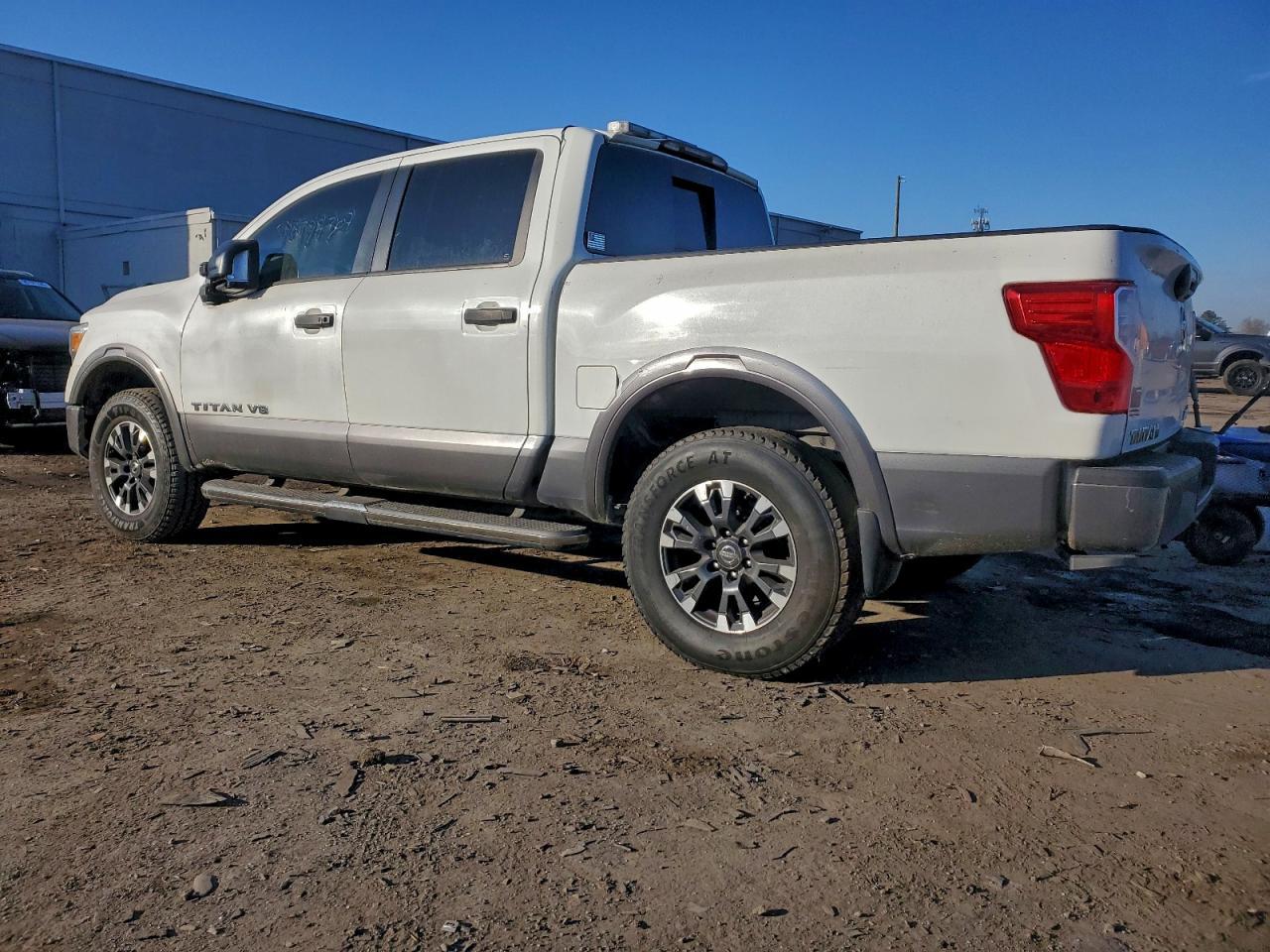 2019 Nissan Titan Pro-4X - Фото 2