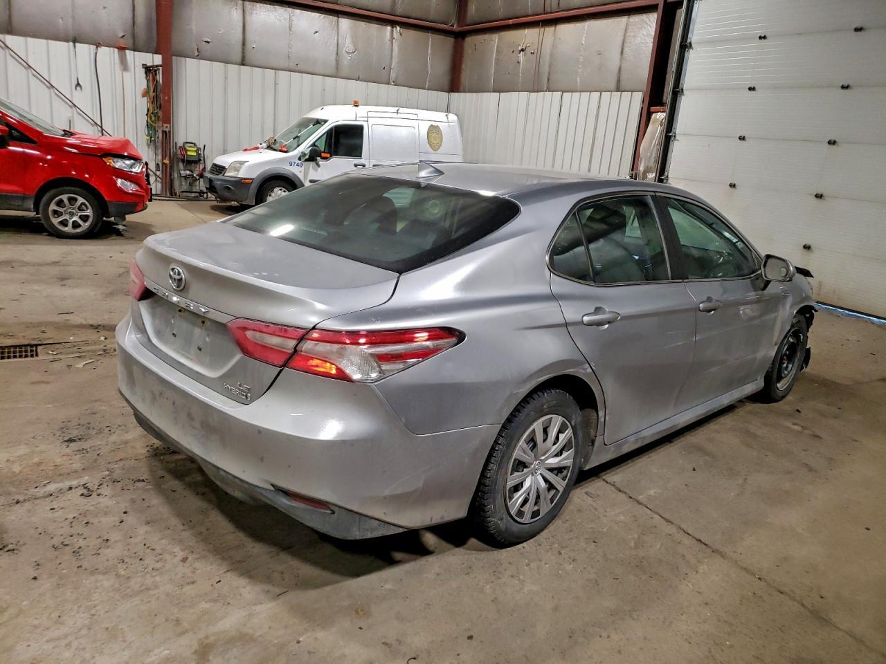 2020 Toyota Camry Le - Фото 3