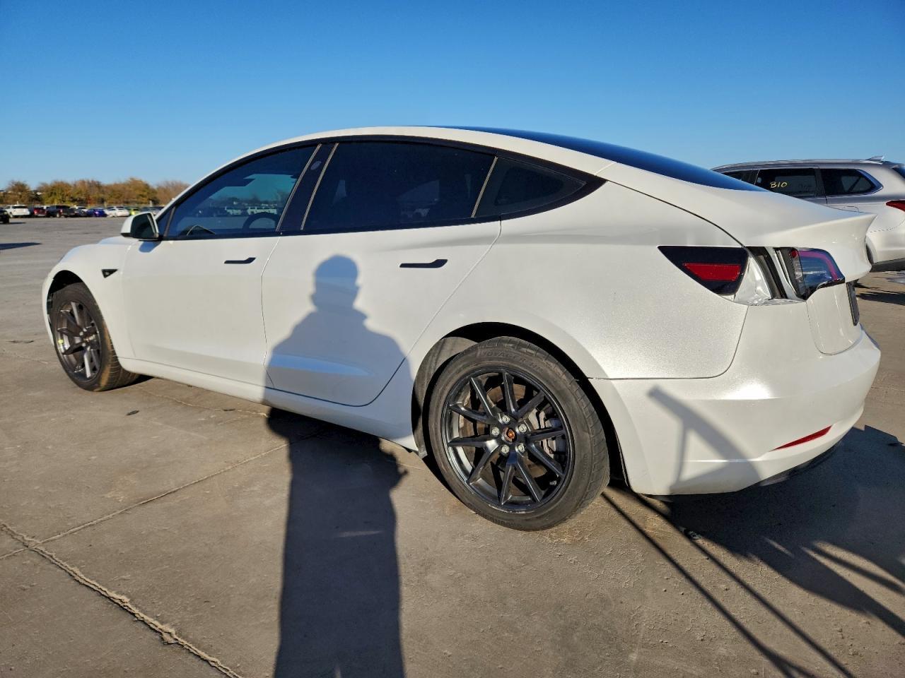 2023 Tesla Model 3 - Фото 2