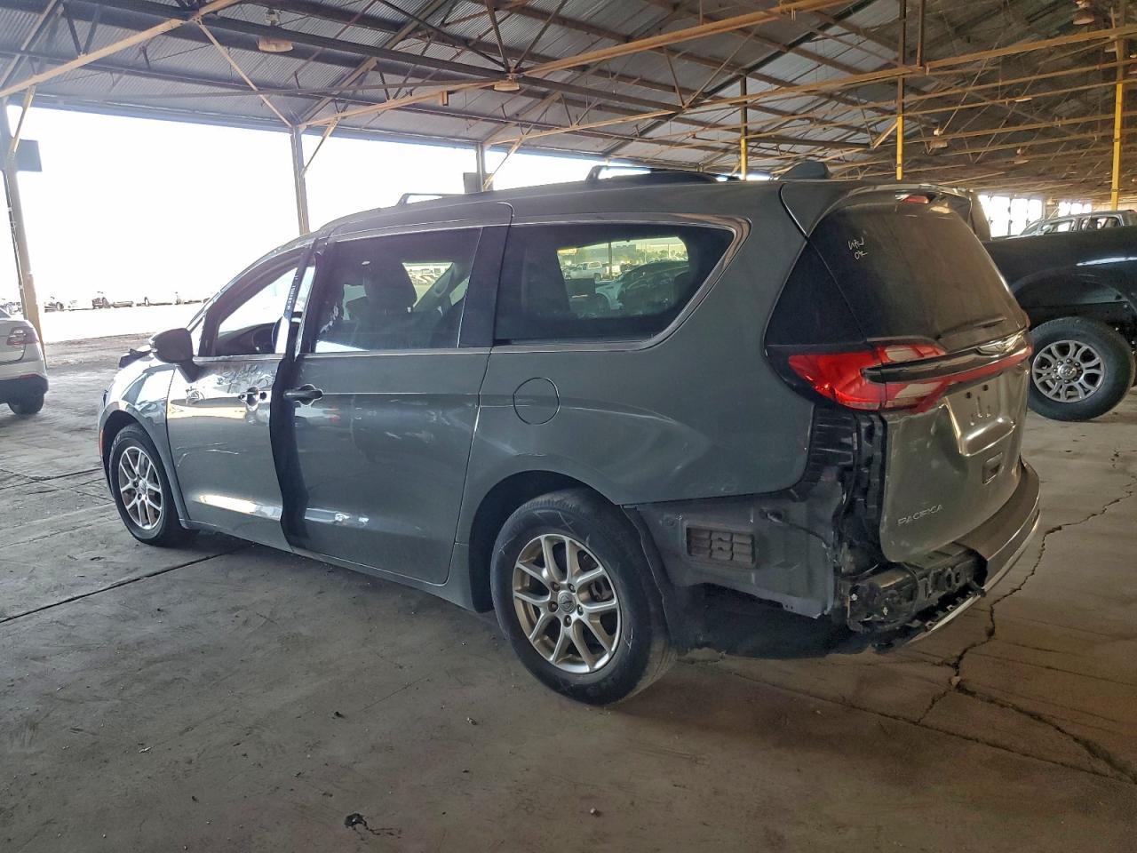 2022 Chrysler Pacifica Touring L - Image 2