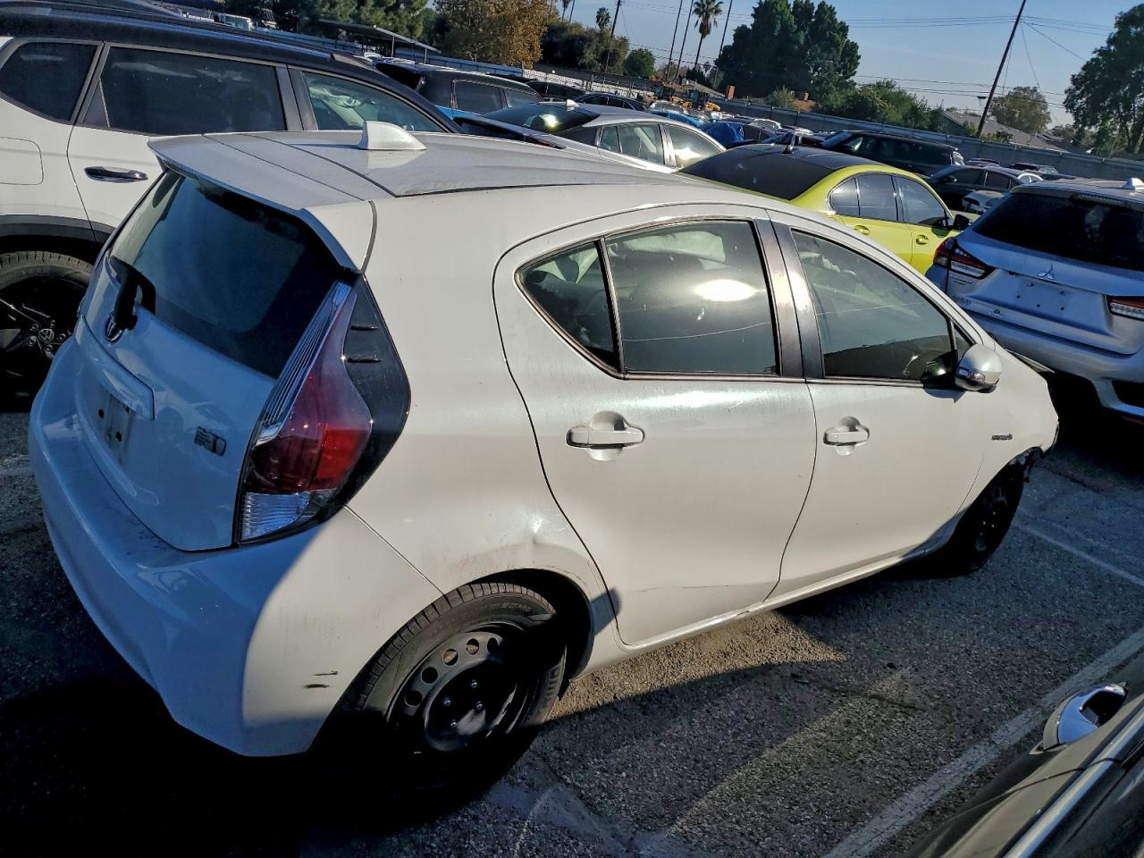 2015 Toyota Prius C Two - Фото 3