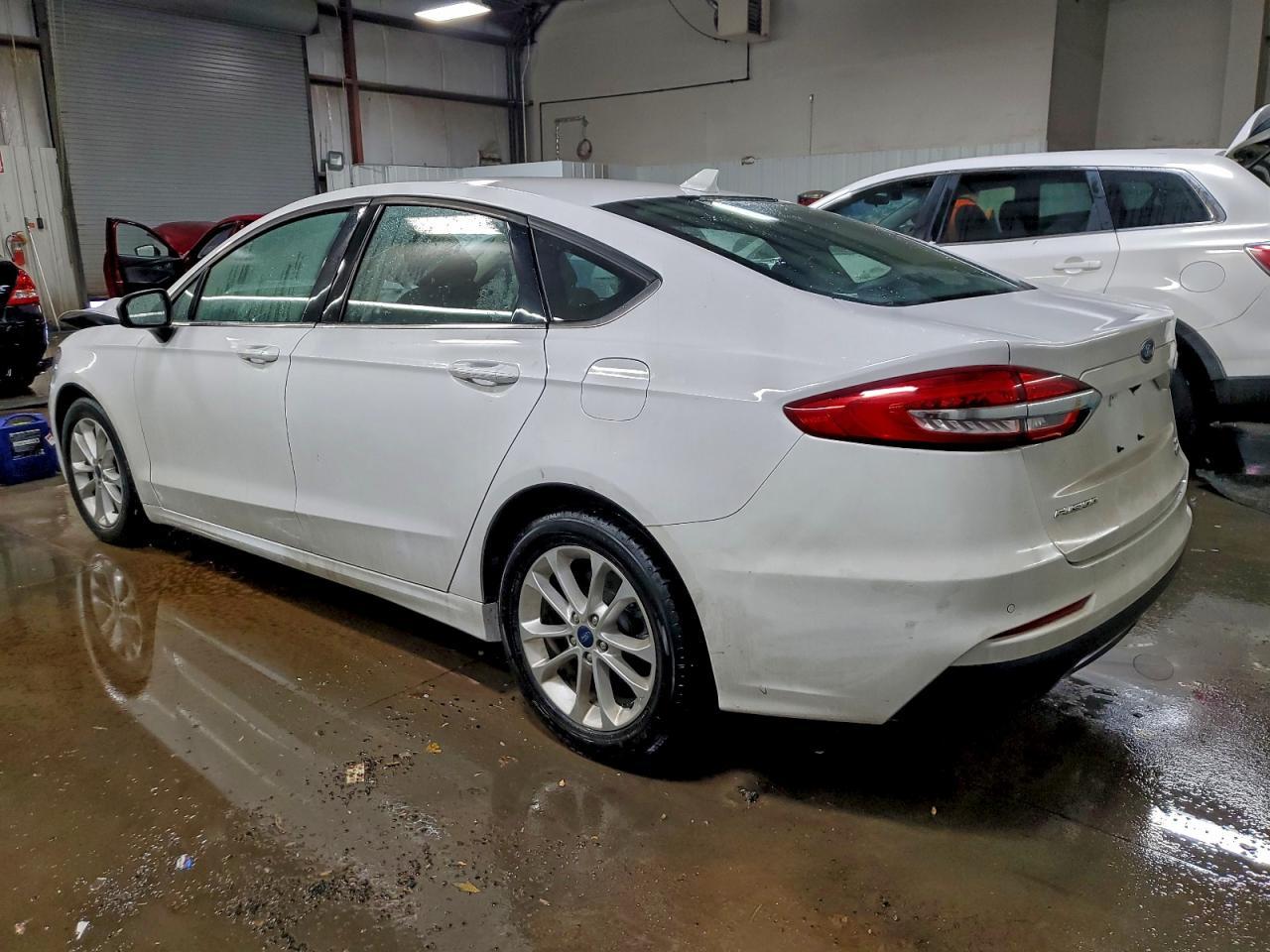 2020 Ford Fusion Se - Image 2