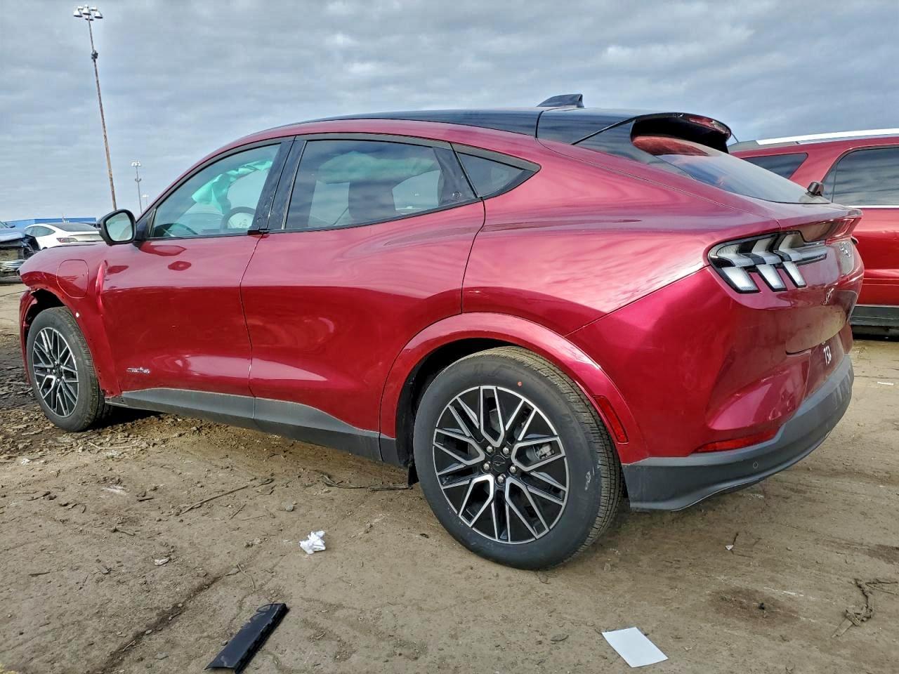 2025 Ford Mustang Mach-E Premium - Фото 2