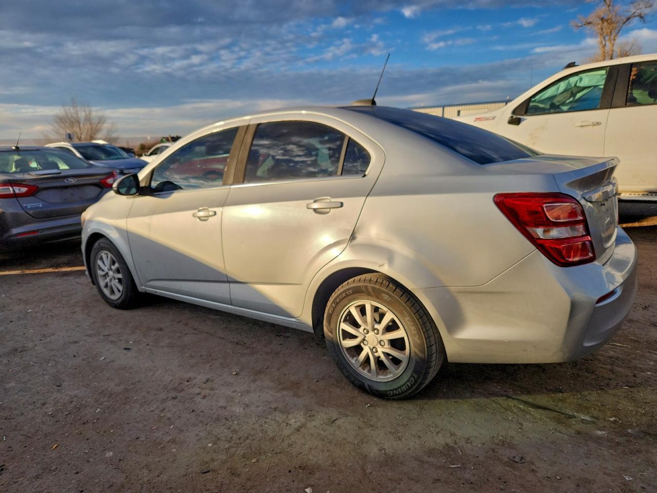 2017 Chevrolet Sonic Lt - Фото 2