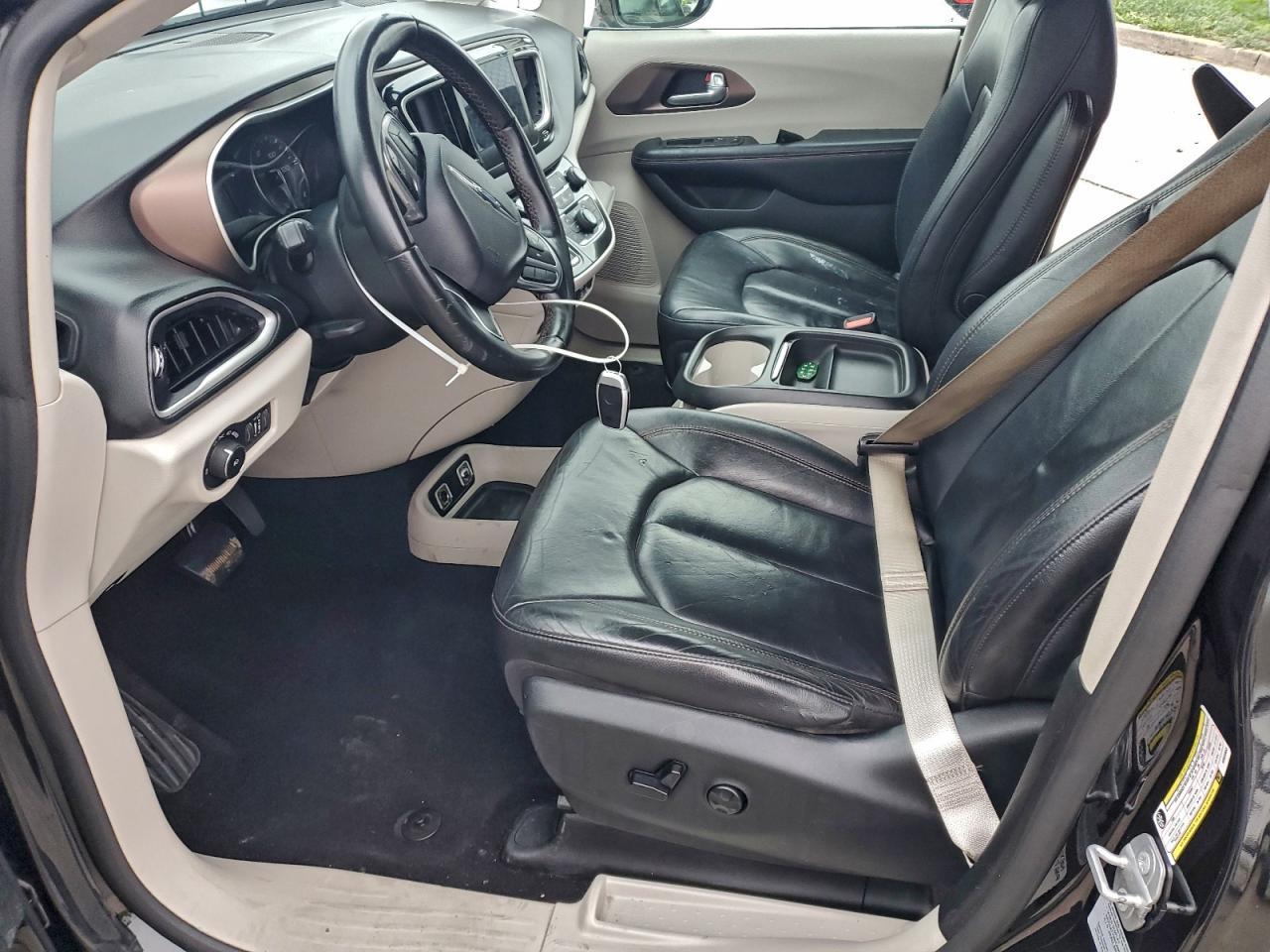 2017 Chrysler Pacifica Touring L - Image 7