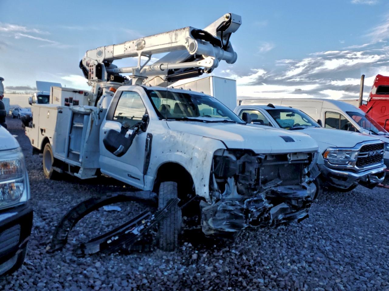 2025 Ford F550 Super Duty Bucket Truck - Фото 4