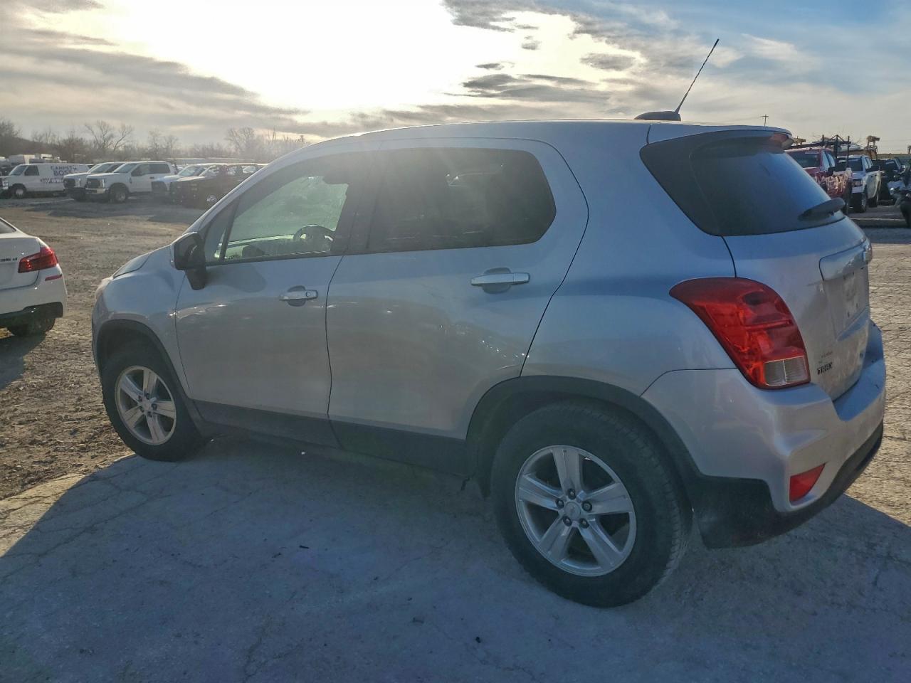 2021 Chevrolet Trax Ls - Фото 2