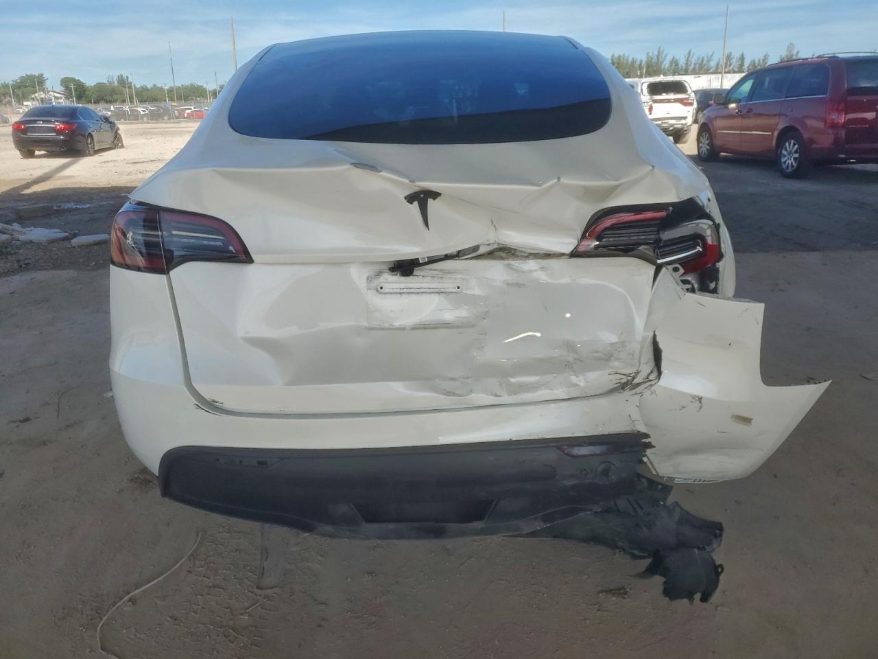 2025 Tesla Model Y - Фото 6
