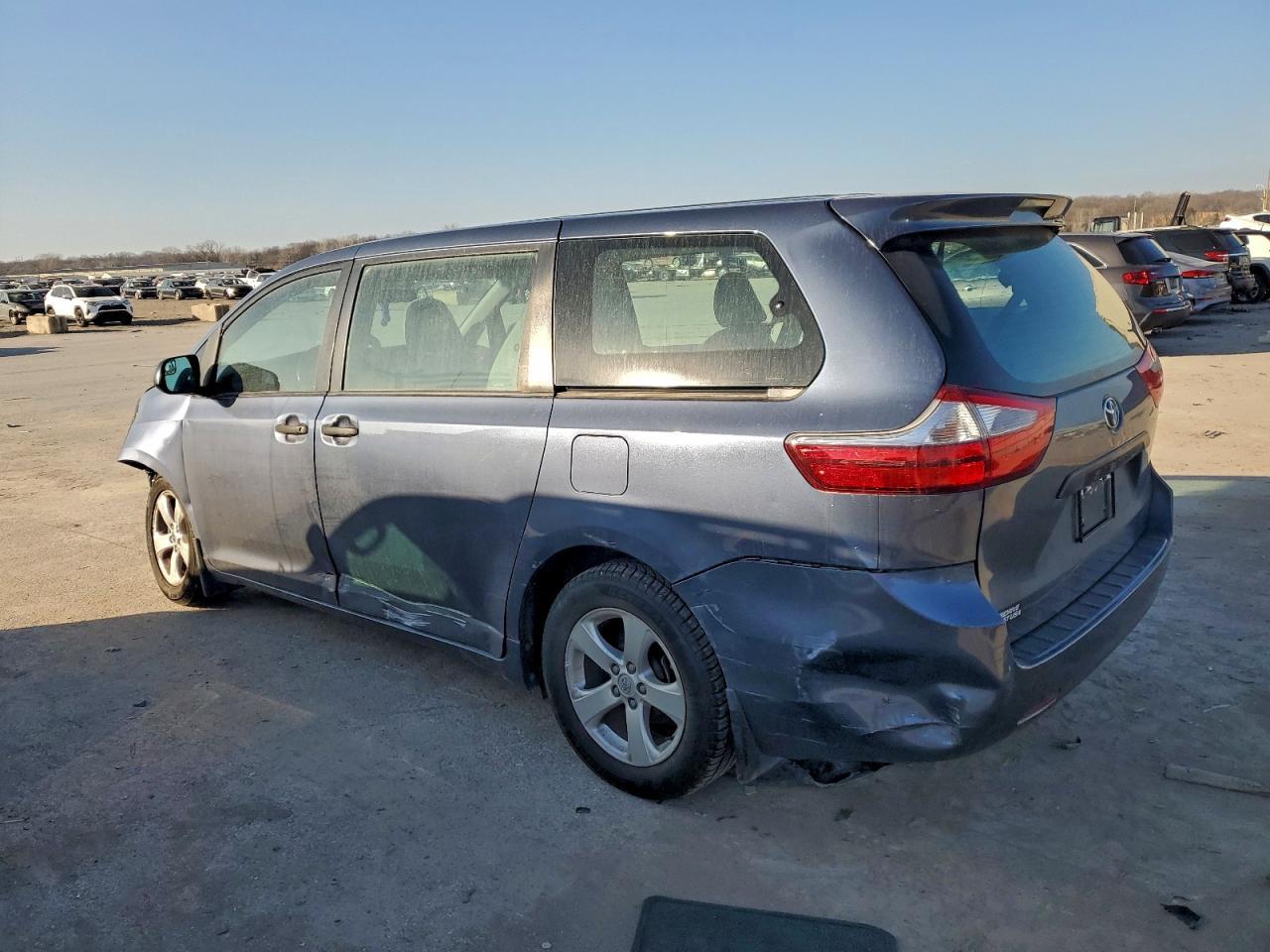 2015 Toyota Sienna - Image 2